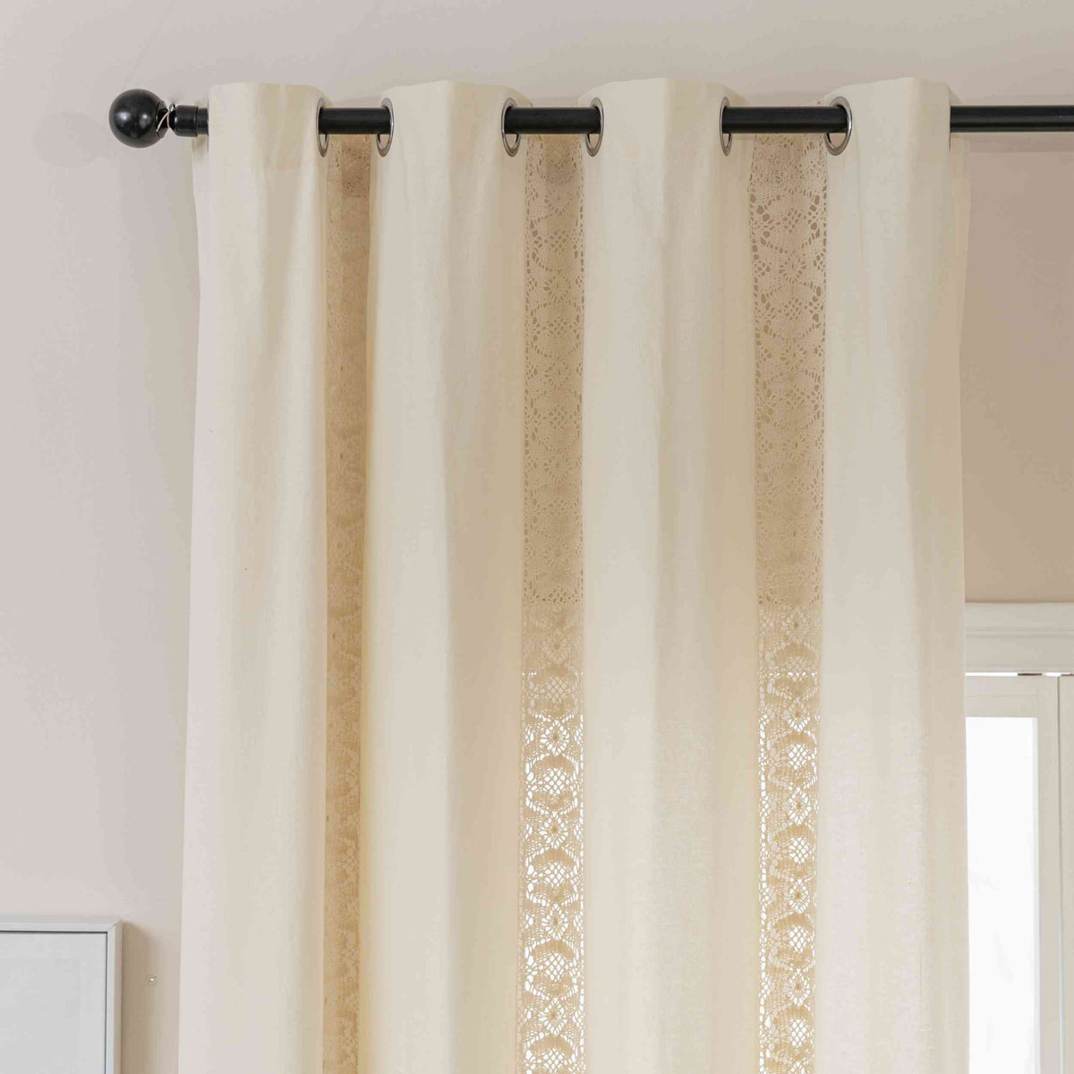 2er Set Vorhang Ösen »Osaka« HxB 245x140 cm Creme 100% Baumwolle Linenlook Makrameespitze Bommeln Raffhalter Gardinen Vorhang 3F3A7216_c22abdd1-286e-4044-aad5-77f2cea01c85 | girdinenbox.com